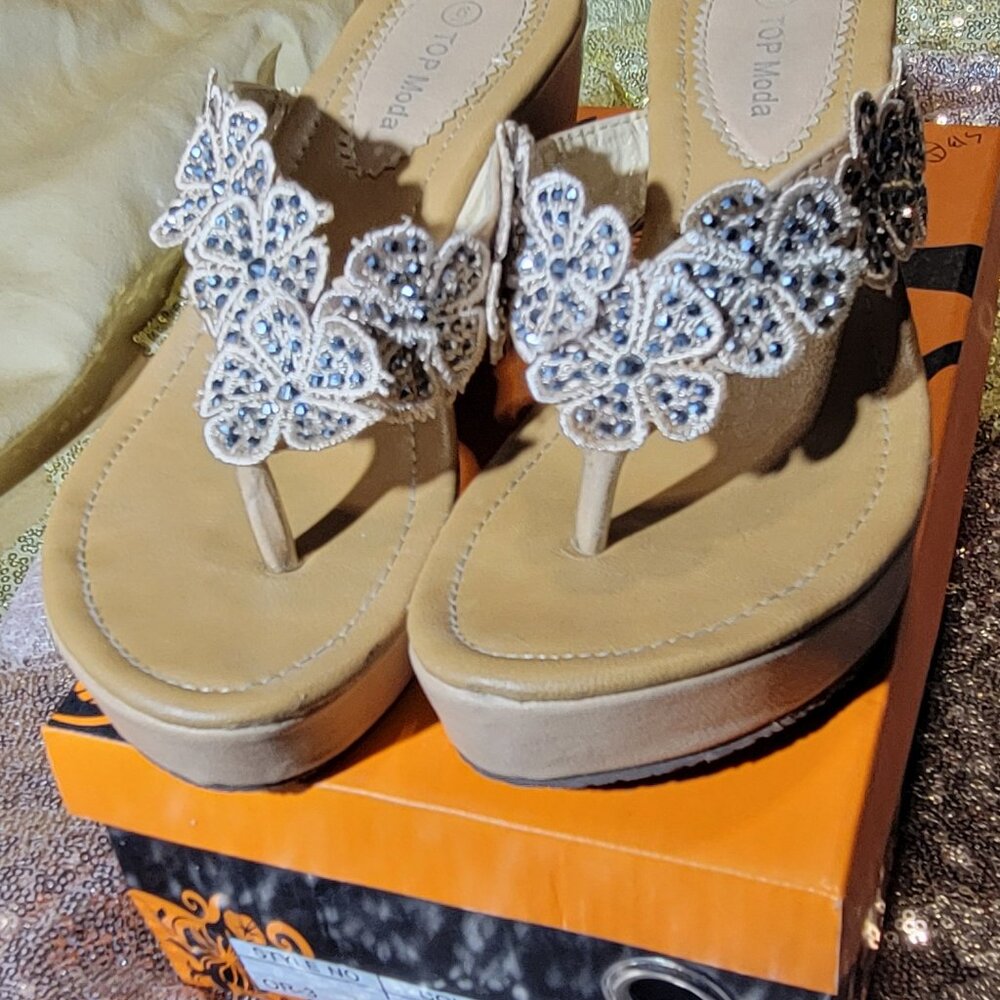Women's platform Plat form saddles with flowers accented with stones in size 6